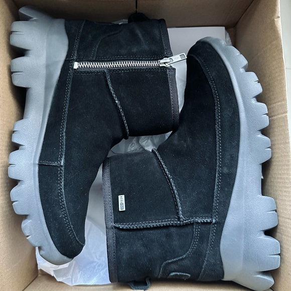 Black Ugg sneakers - Picture 1 of 5